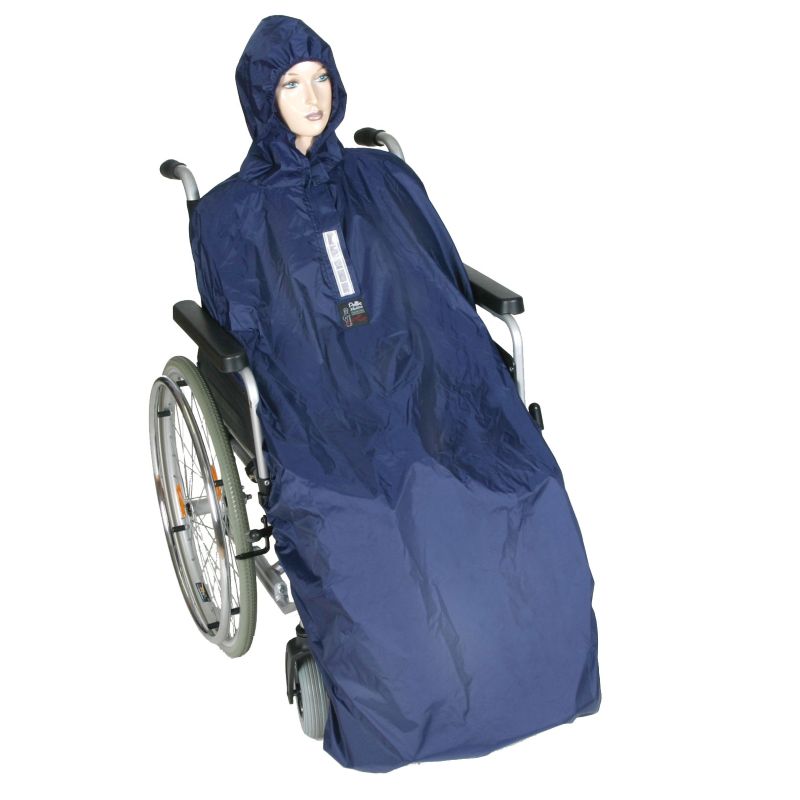 Regencape Pellis Medica, Seiten-/ Frontansicht eines blauen Regencape ohne Ärmel angezogen an einer Puppe die im Rollstuhl sitzt
