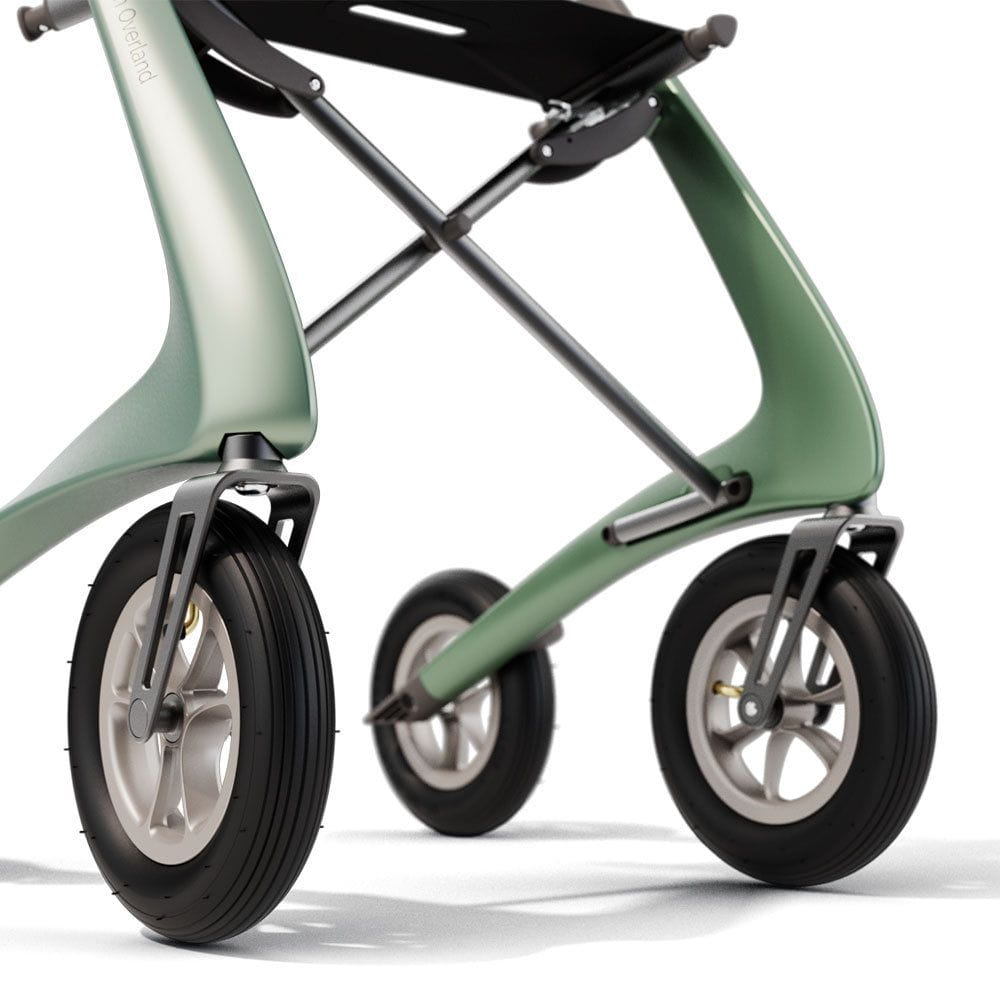ACRE Rollator Modell Overland, Nahaufnahme luftgefüllte Gummibereifung eines Outdoorrollators in der Farbe Metallic-Grün