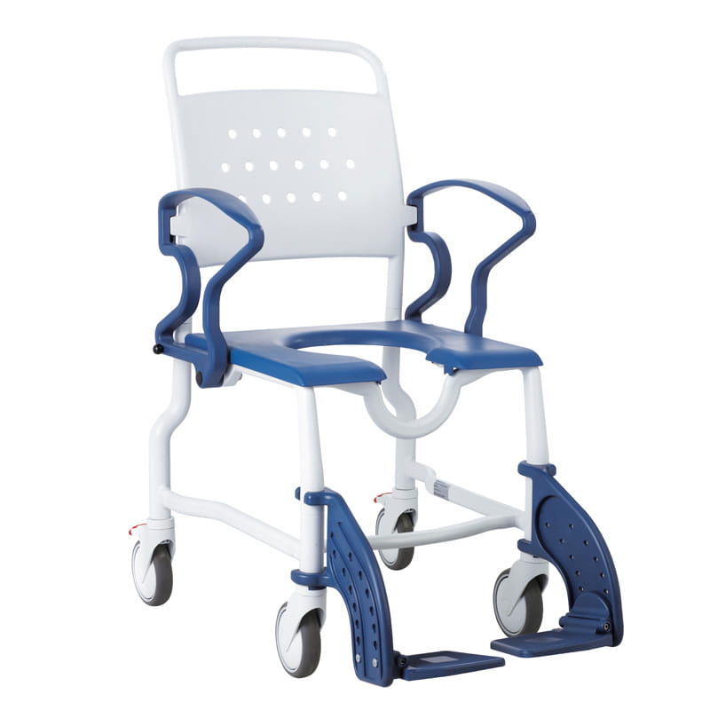 Modell Berlin von Rebotec, Seiten-/Frontansicht eines Dusch- und Toilettenrollstuhles in der Farbe weiß und blau mit Rückenlehne und Armlehnen