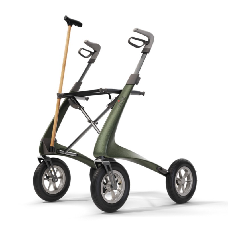 ACRE Rollator Modell Overland, Front-/Seitenansicht eines Outdoorrollators in der Farbe Metallic-Grün mit Gehstock im Stockhalter