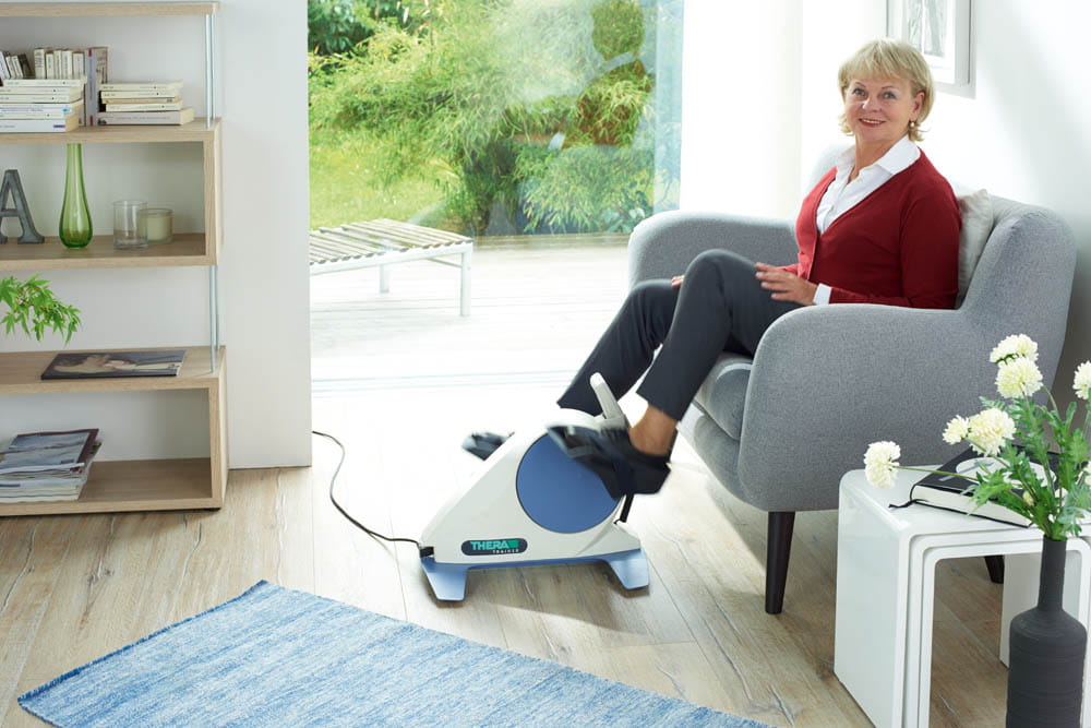THERA-Trainer_Stimmungsbild_Wohnzimmer_mobi_540 Bein- und Oberkörpertrainer THERA-Trainer mobi 540