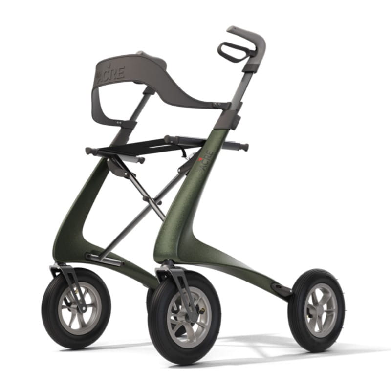 ACRE Rollator Modell Overland, Front-/Seitenansicht eines Outdoorrollators in der Farbe Metallic-Grün mit Rückengurt