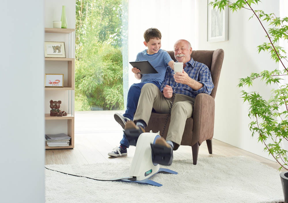 THERA-Trainer_Stimmungsbild_Wohnzimmer_mobi_01 Bein- und Oberkörpertrainer THERA-Trainer mobi 540