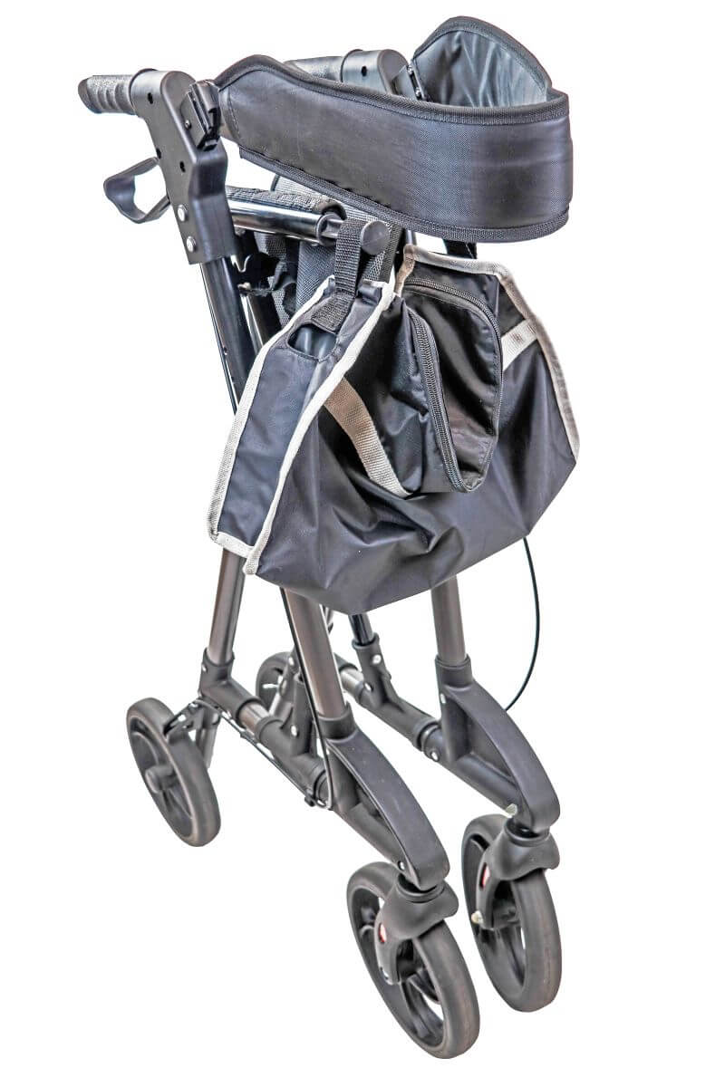 Modell Omni von Trendmobil, Seiten-/Frontansicht eines Rollators in der Farbe anthrazit mit Rückengurt und geschlossener schwarzer Tasche im geschlossenen Zustand