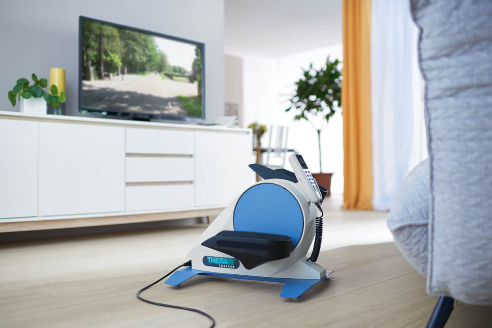 THERA-Trainer_Stimmungsbild_Wohnzimmer_mobi_Thera-soft_Cycling_03 Bein- und Oberkörpertrainer THERA-Trainer mobi 540