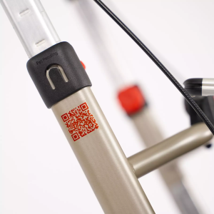 Nahaufnahme vom Rahmen mit QR-Code, Farbe Champagner, Modell Inna von SMINA, Indoor-Rollators