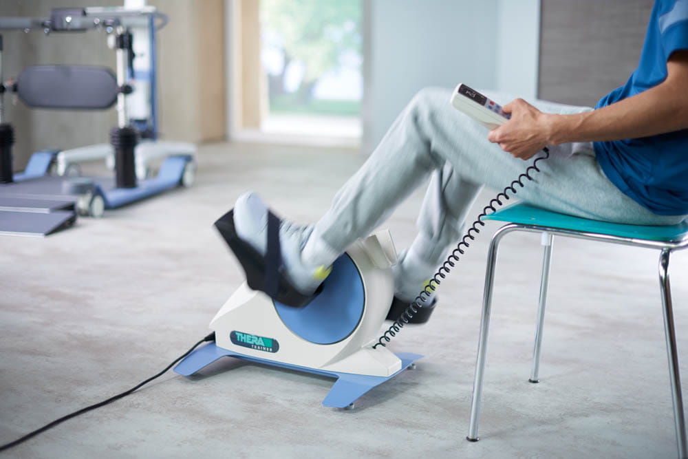 THERA-Trainer_Stimmungsbild_Therapieraum_mobi_Beintrainer Bein- und Oberkörpertrainer THERA-Trainer mobi 540