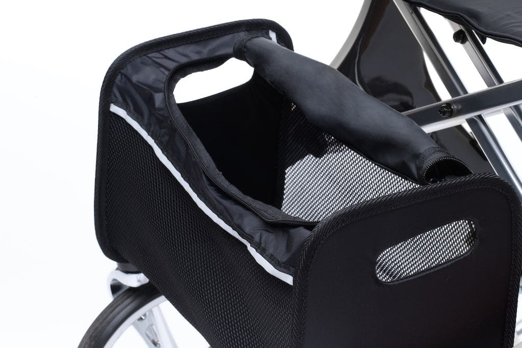 Carbon Rollator von Bescomedical, Nahaufnahme schwarze Einkaufstasche im geöffneten Zustand