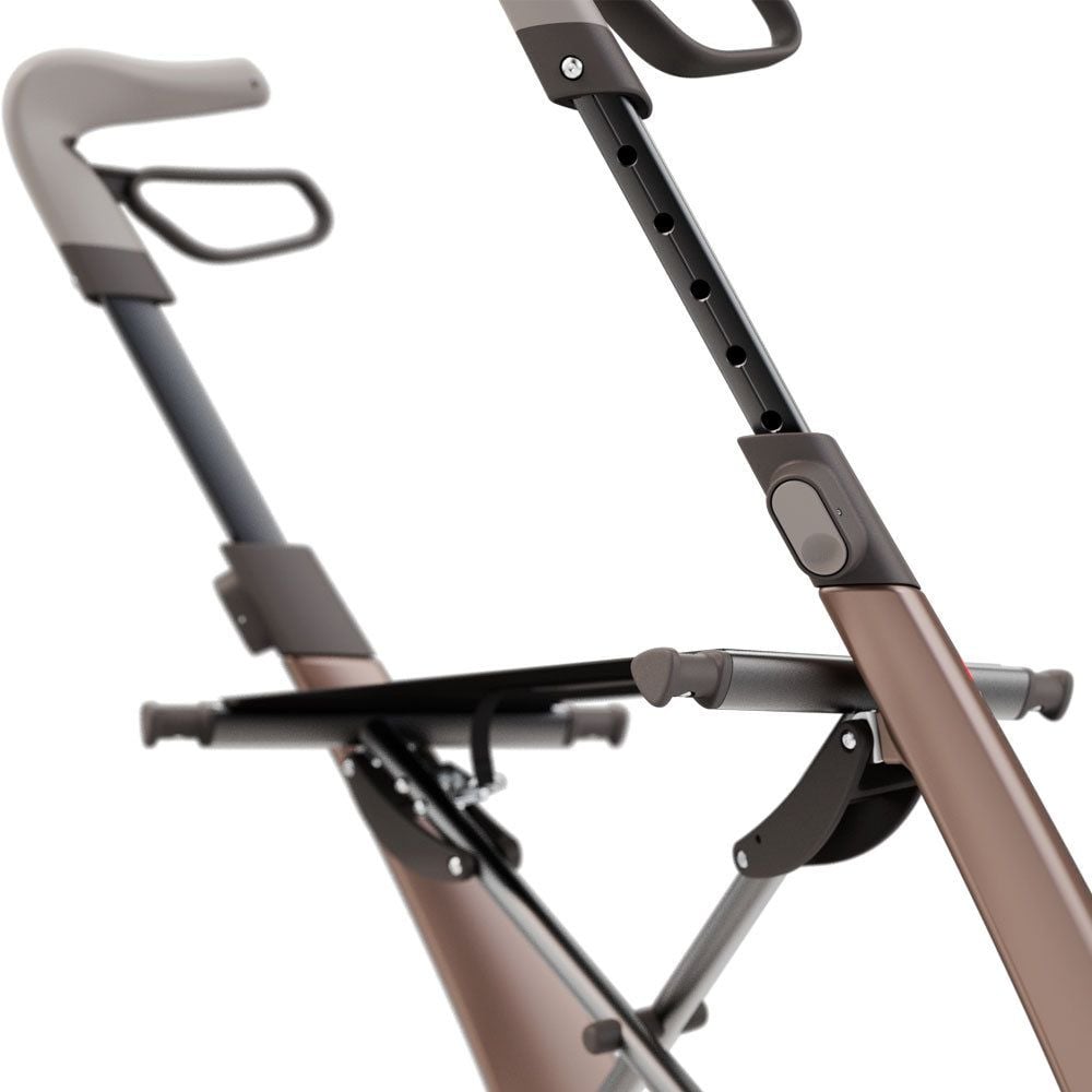 ACRE Rollator Modell Overland, Rückansicht Handgriffe und Sitzfläche eines Outdoorrollators in der Farbe Metallic-Braun